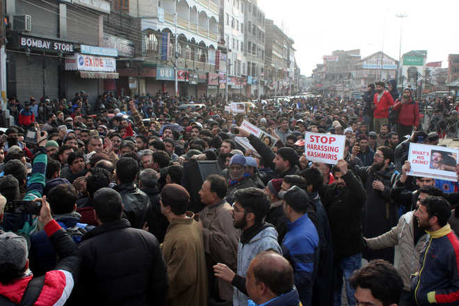 Traders protest, demand safety of Kashmiris