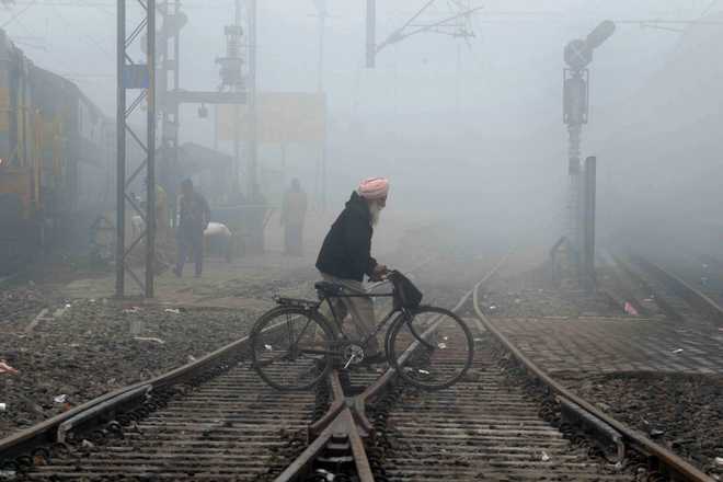 Cold morning in Delhi as mercury dips to 10.5 degrees C
