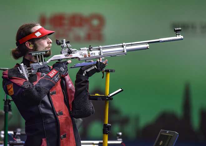 Винтовка мужчина. 10m Air Rifle Сергей Каменский. ISSF World Cup. Князев ISSF. Винтовка для спортивной стрельбы.