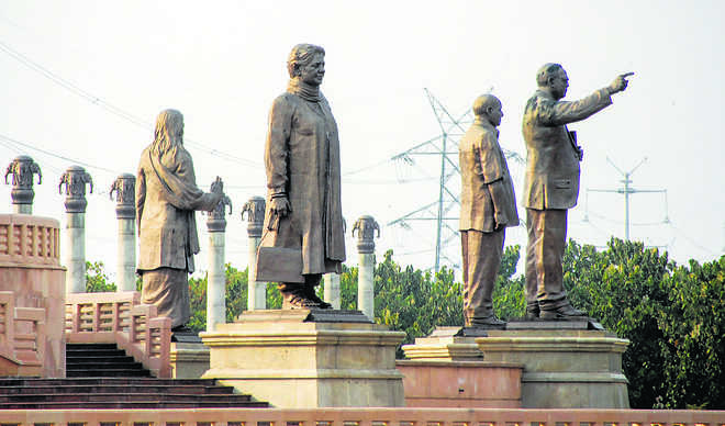 Mayawati has to deposit money used for erecting her statues, says SC