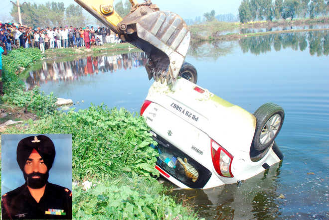 2 Army men drown as car falls into pond