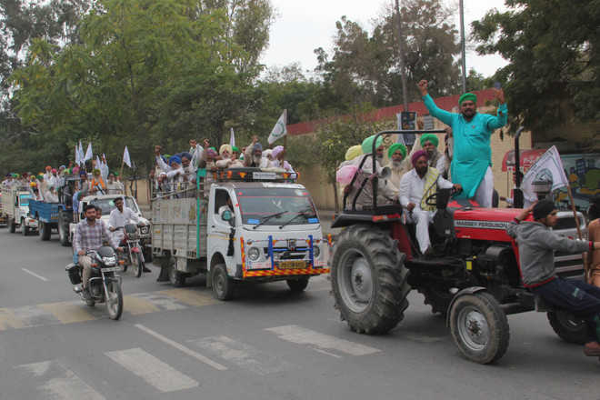 Farmers’ stir against tractor agency enters fourth day