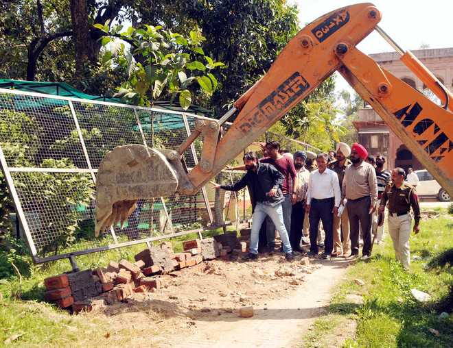 High drama at Company Bagh over demolition drive