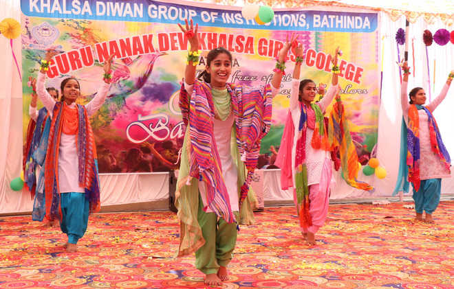 Cultural event, competitions mark Holi festival at GNKG College