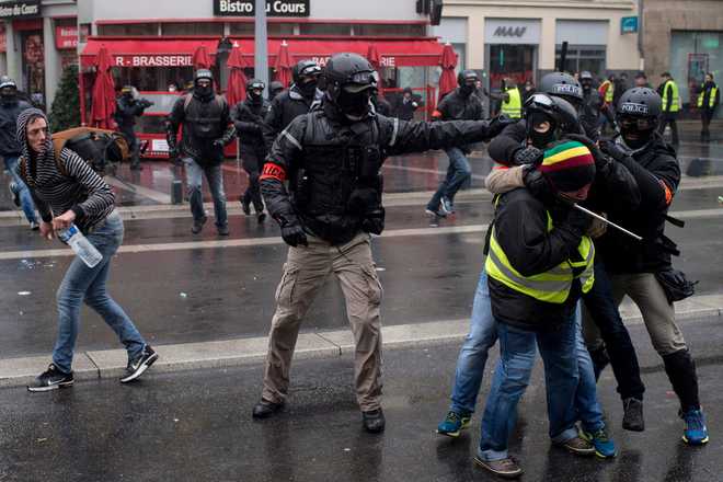 French govt gets tough on ‘yellow vest’ demos