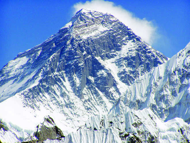 Melting Everest glaciers throw up climbers'' bodies