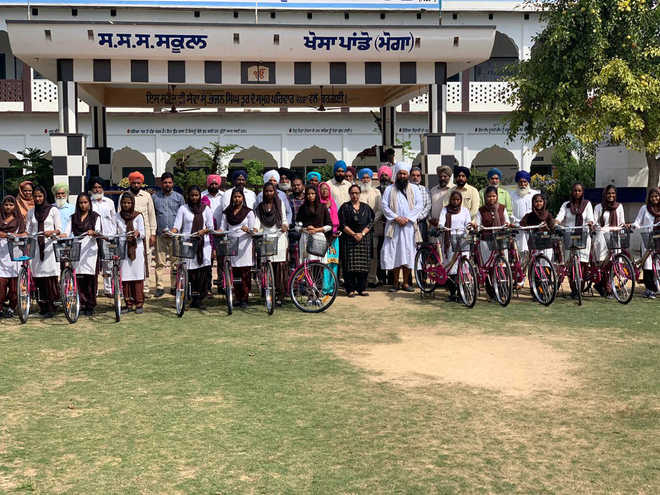 Panchayat gives cycles to girls, ‘violates’ poll code