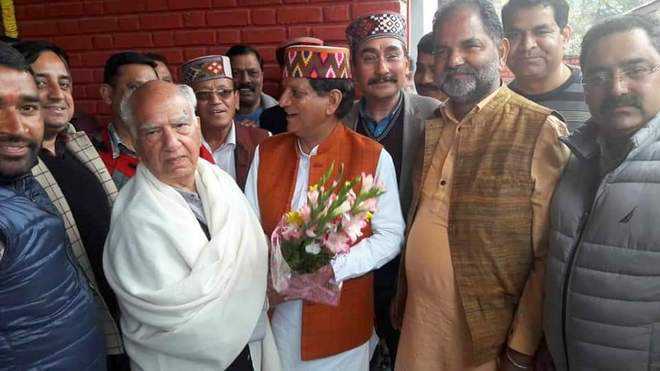 Kangra BJP candidate seeks Shanta’s blessings