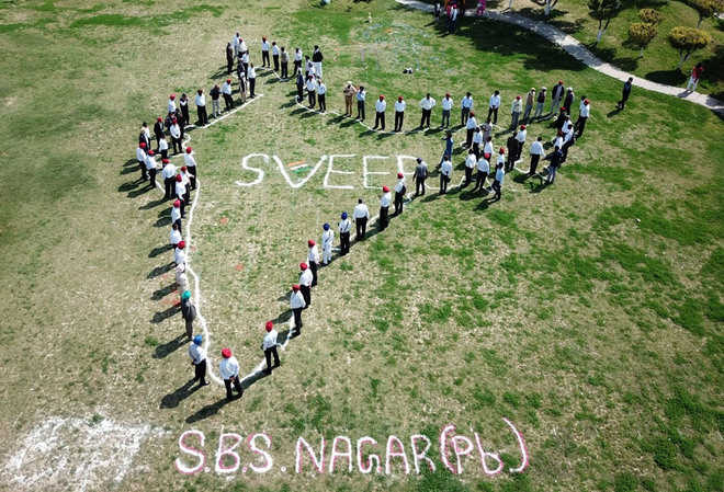 Ex-servicemen form human chain, motivate people to vote