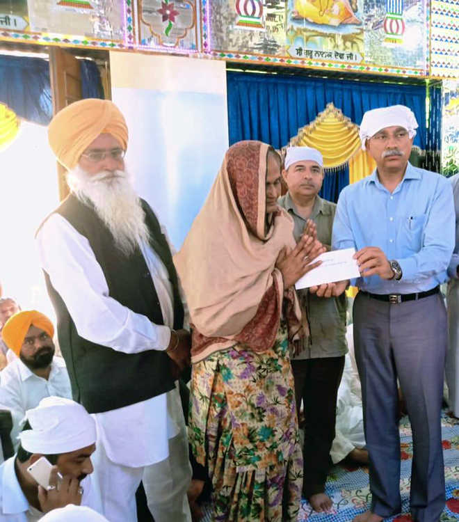 Martyrâs kin get Rs5-lakh relief