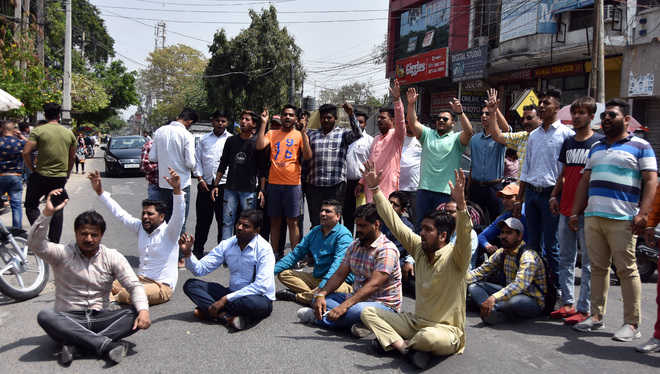 Dal protests play at alumi meet, takes to streets