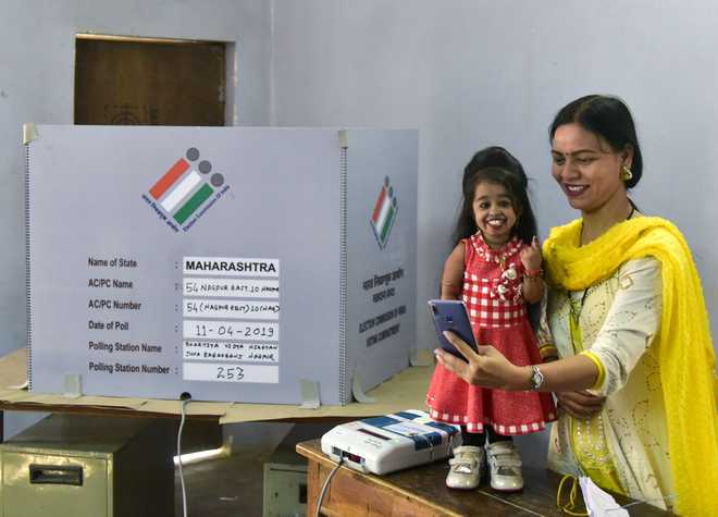 Heads turn as world''s smallest woman Jyoti Amge arrives to vote in Nagpur