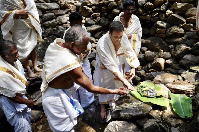 Rahul prays at stream where Rajiv’s ashes were immersed