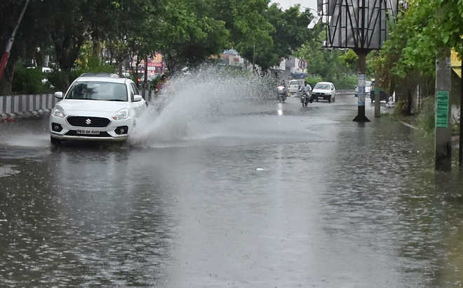 Heavy rain inundates city roads
