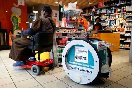French supermarket tests delivery by robots