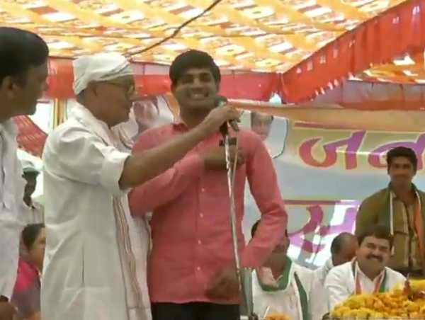 Youth does ‘surgical strike’ on Digvijaya Singh at poll rally