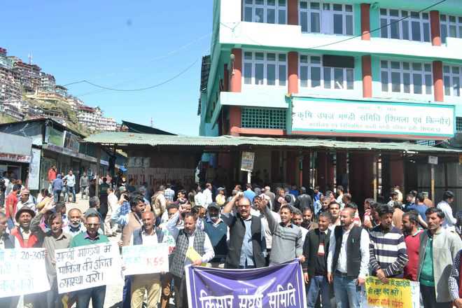Farmers gherao APMC office, seek action against arhtiyas