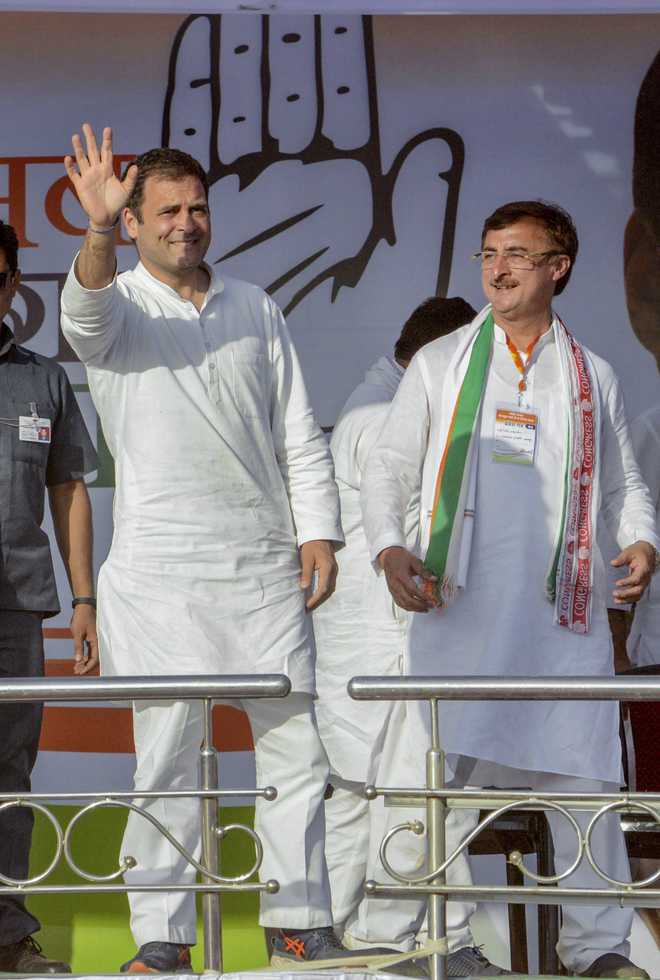 Rahul Gandhi raises Chowkidar slogan; promises to make Rafale in India