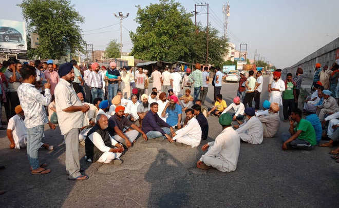 Farmers lay siege to GT Road