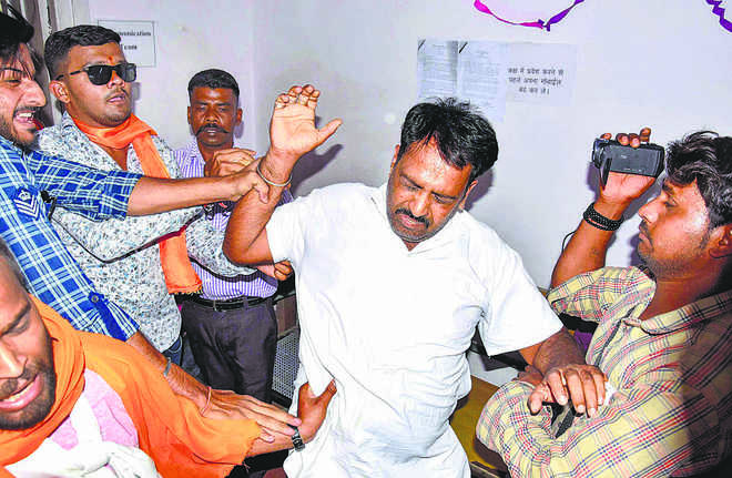Man ‘thrashed’ for showing black flag to Pragya Thakur