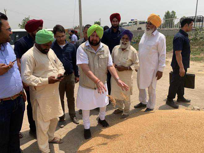 Capt intervenes on farmers’ behalf at Sangrur grain mandi