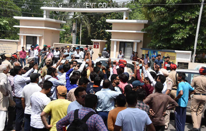 Bajrang Dal protests outside SCD College, demands principal’s arrest
