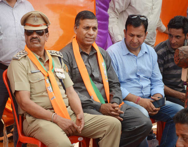 ITBP ex-officer joins BJP in full uniform, draws criticism