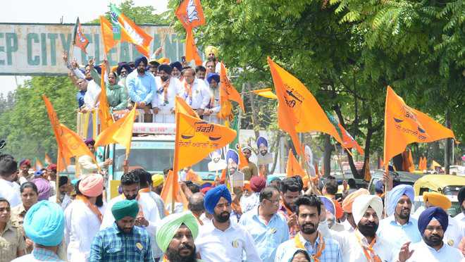 Grewal files his papers amid huge roadshow