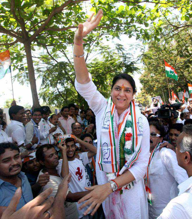 Poonam, Priya Dutt battle it out in ‘VIP’ constituency