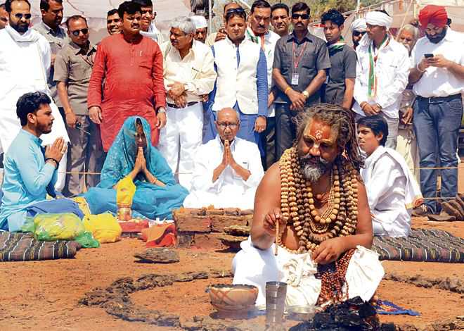 Computer Baba prays for Digvijay in Bhopal : The Tribune India