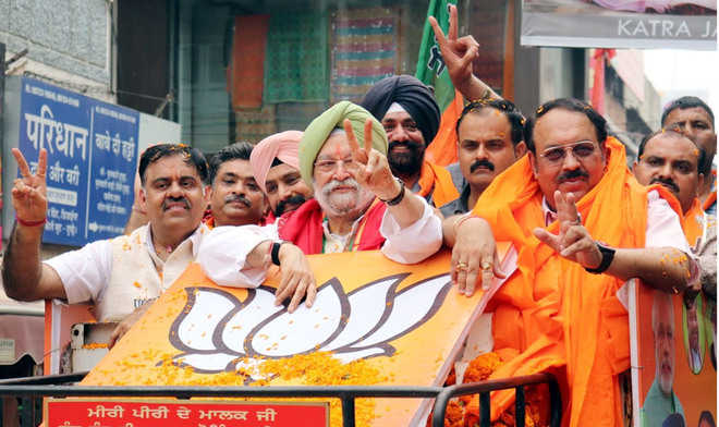 Congress, BJP candidates on rally spree