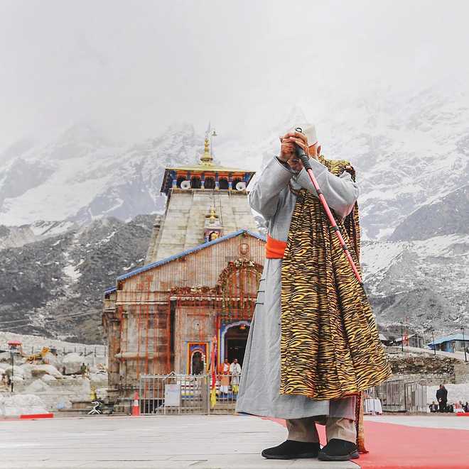 PM Modi offers prayers at Kedarnath; to visit Badrinath on Sunday