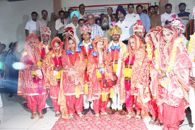 7 couples tie knot at mass wedding