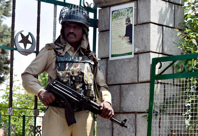 Kashmir shuts on Hurriyat call, march to Eidgah foiled