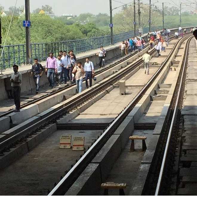 Metro snag leaves thousands stranded in Gurugram, Delhi