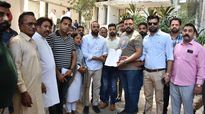 Cong councillor, workers meet CP