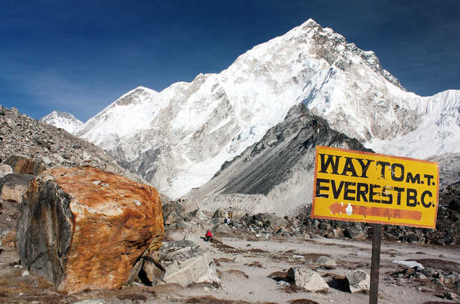 American mountaineer dies descending Everest