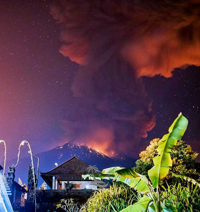 Volcano erupts on Indonesia''s Bali causing flight cancellations