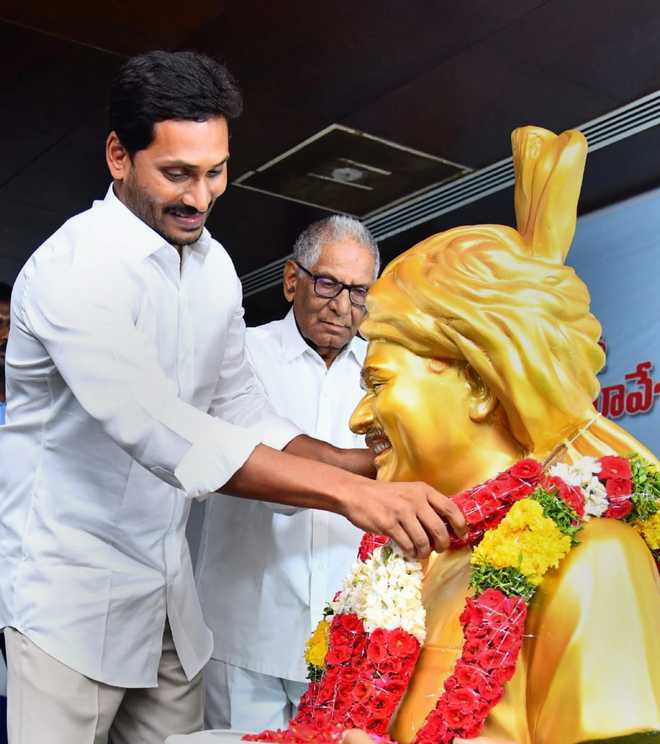 Jagan Reddy meets Guv, stakes claim to form govt in Andhra