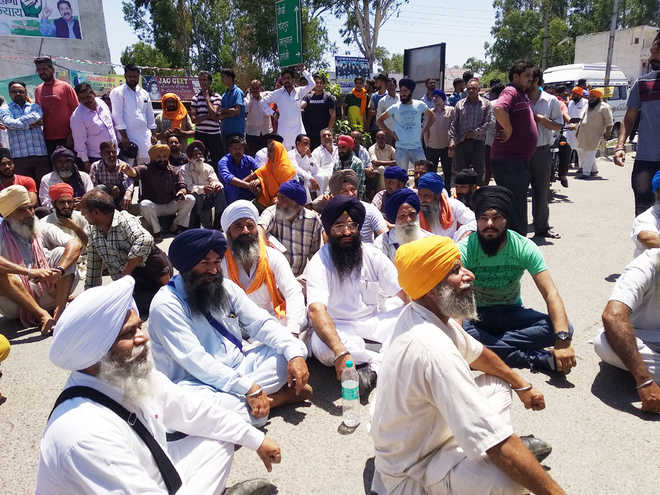 Protest over manhandling of tipper driver from Punjab