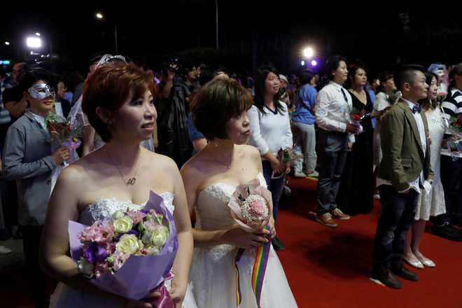 Taiwanese same-sex couples wed at vibrant banquet