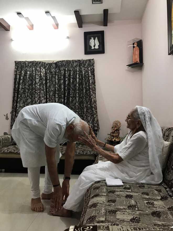 Ahead of swearing-in on May 30, PM Modi seeks mother''s blessings