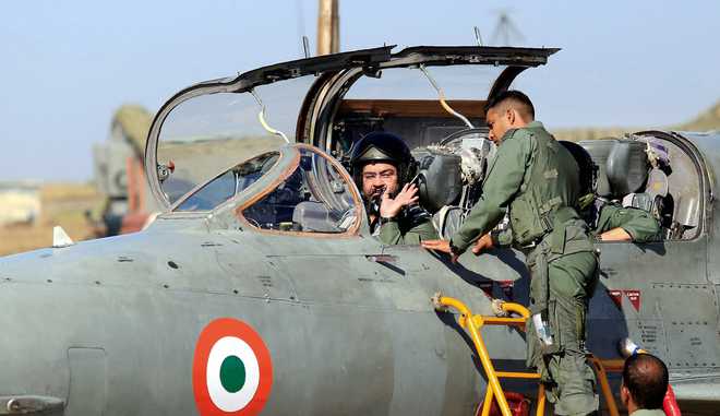 IAF chief flies ''missing man'' formation for Kargil heroes