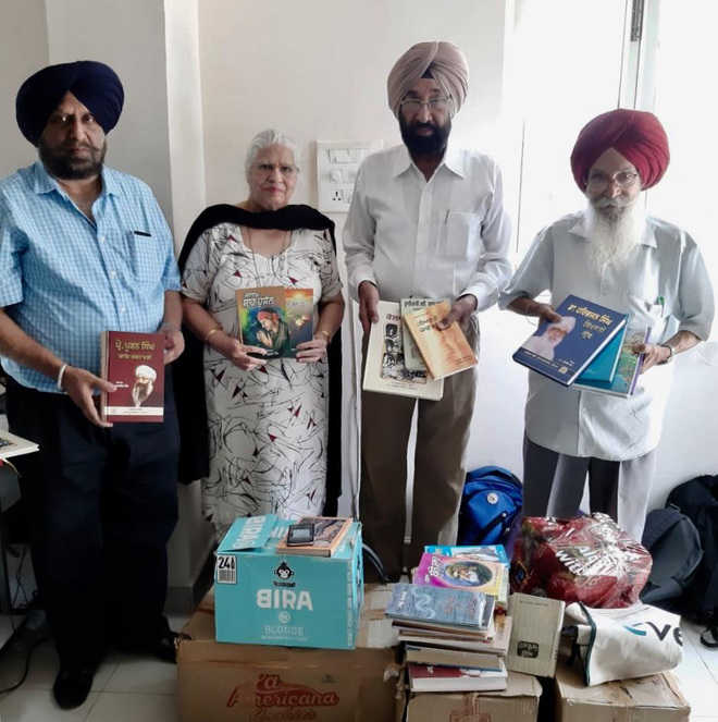 Kin of poet donate books to Punjabi Bhawan