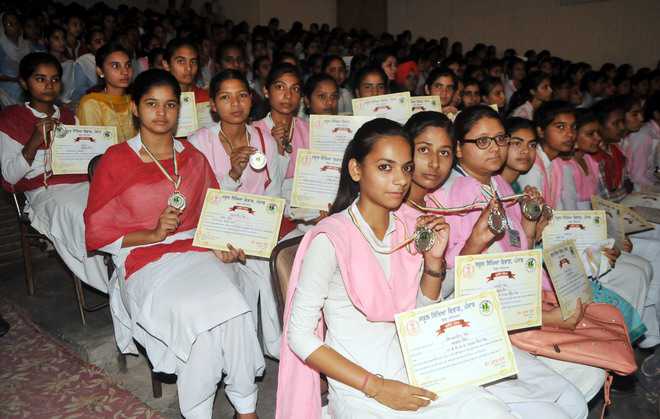 Soni honours 1,500 meritorious students