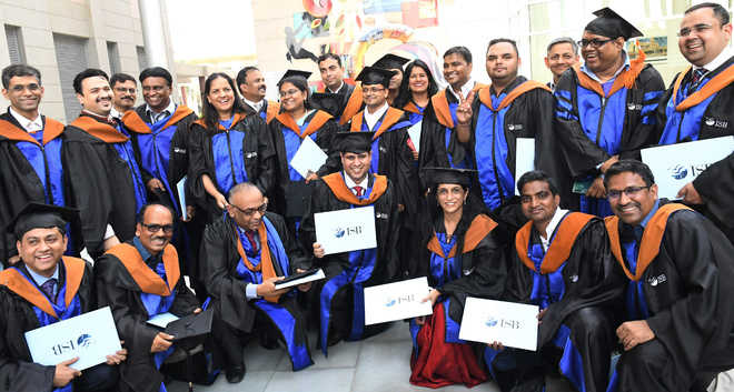 117 mgmt students get certificates at ISB