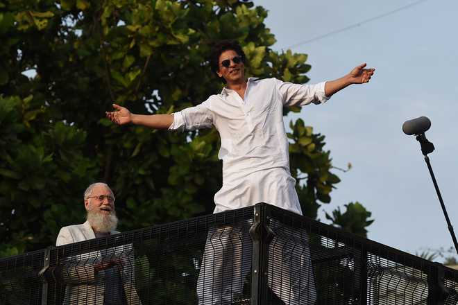Shah Rukh greets fans on Eid, David Letterman joins him to witness fan mania