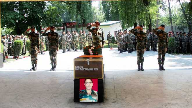 Security men pay tributes to soldier killed in Anantnag