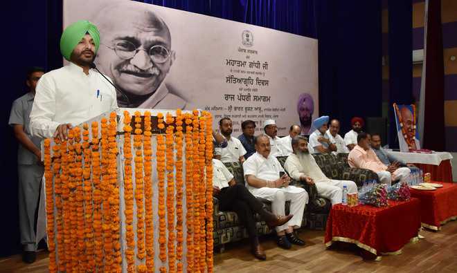 Ministers remember Mahatma Gandhi, say he is inspiration