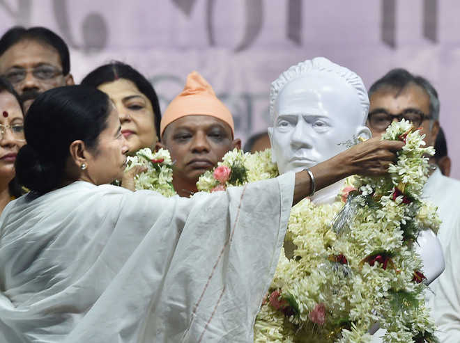 Weeks after vandalism, Didi unveils new Vidyasagar bust